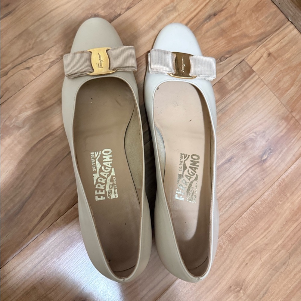 Salvatore Ferragamo Two-Tone Beige & Cream Vara Bow Leather Flats